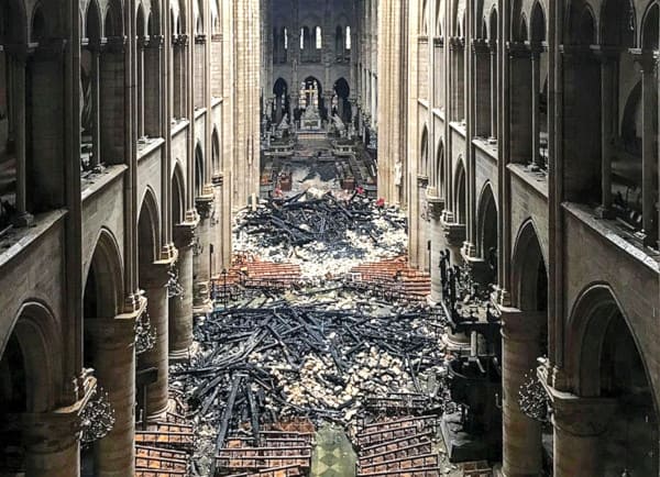 Intérieur de la cathédrale Notre-Dame de Paris après l'incendie - Pieta