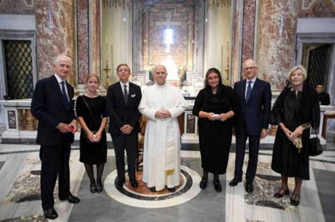 Le pape Léon XIV avec la famille de Carlo Acutis