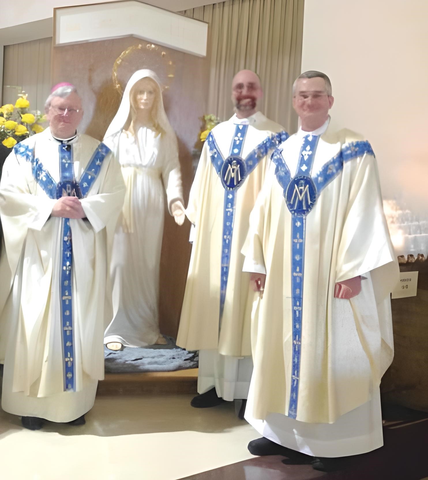 Mgr Ricken avec les prêtres du sanctuaire